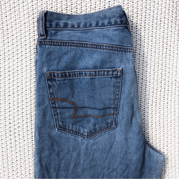 American Eagle Medium Wash High Waisted Mom Jeans Size 6s - Picture 5 of 5